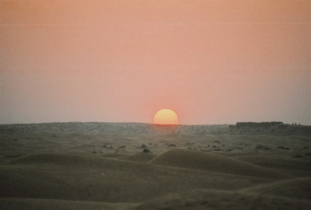 Couché de soleil sur les dunes du désert en Tunisie